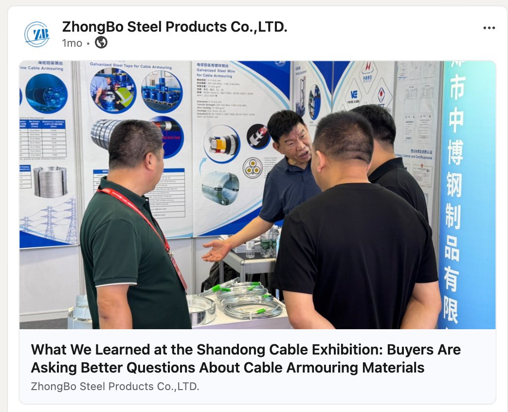 这张图片是山东线缆展的现场交流场景,对应文档中提及的“山东线缆展现场的电缆铠装材料交流”内容。图片里,ZhongBo Steel Products Co.,LTD.的展位前,一位男士正向几位参观者进行讲解,展板上展示着电缆铠装材料的相关产品图与信息,展位的背景竖板印有企业名称,配图下方的文字内容为该企业对展会的复盘总结,点明在此次展会上,买方针对电缆铠装材料提出了更具深度的问题,体现了展会前置获客的实际效果。